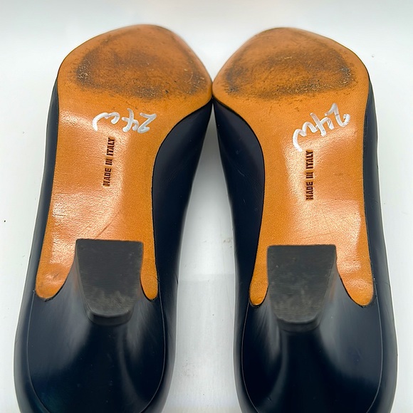 Salvatore Ferragamo Authentic Classic Navy/White Heel Shoes **Size 9B** - Picture 7 of 9